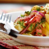 рецепт салата с копченой колбасой
