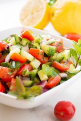 Легкий овощной салат на праздничный стол