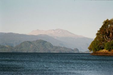 Вид на вулкан Пуйеуэ с одноименного озера