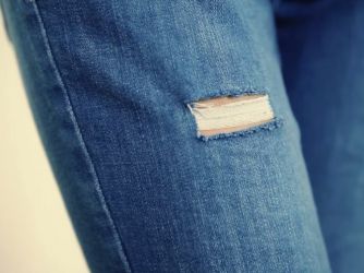 Как сделать потертости на джинсе16