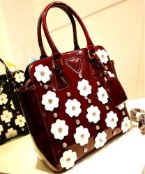 Лаковая сумка с цветами 