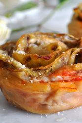 Рецепт запеченных баклажанов розочек с помидорами и сыром