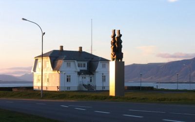 Дом Хевди и статуя Ondvegissulur