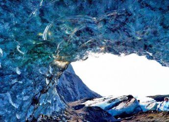 Искусственная пещера изо льда в леднике Лангйокудль