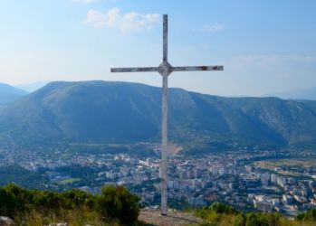 С холма Хум открывается панорама на Мостар
