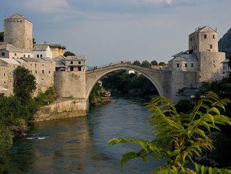 Вид на башни моста Мостар