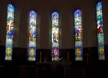 Витражи в церкви создают невероятный свет