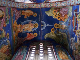 Внутренняя роспись выполнена иконописцами из Белграда