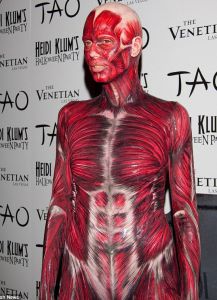 в 2011 году Хайди Клум предстала на разных вечеринках в разных костюмах одним из