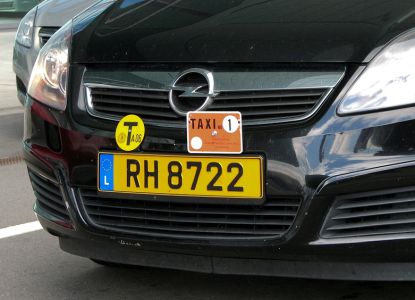 Такси отличается шашечками и специальными знаками, которые крепятся у номера