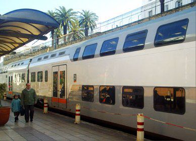 Двухэтажный вагон поезда нa станции Рабат (Rabat-ville)