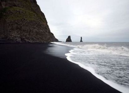 Черный пляж