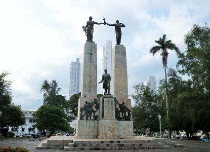 Монумент на входе в парк Белисарио Порраса