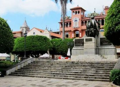 Площадь Plaza Bolivar