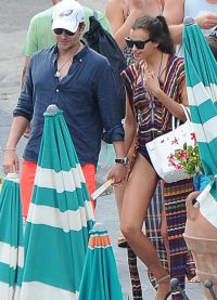Брэдли Купер и Ирина Шейк на пляже
