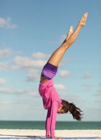 Нина Добрев занимается гимнастикой, обожает йогу