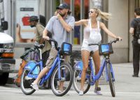 Ди Каприо появился с новой девушкой на велосипедной прогулке