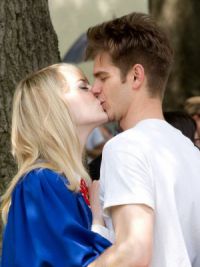 Эмма и Эндрю целуются