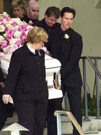 Киану на похоронах Дженнифер