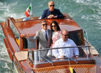 свадебная прогулка Джоржда Клуни и его супруги по Гранд каналу
