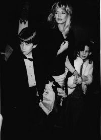 Голди Хоун с детьми