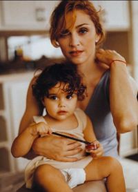 Мадонна с дочерью Лурдес на руках