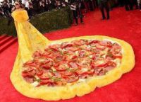 Мем на платье Рианны в виде пиццы с помидорами