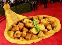 Мем на платье Рианны в виде жареного картофеля