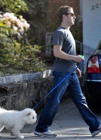 Марк Цукерберг гуляет с собакой