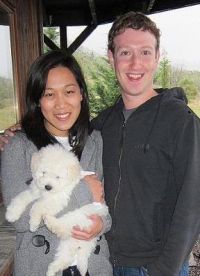 Марк Цукерберг со своей женой и собакой