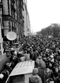 Десятки тысяч людей собрались возле места убийства Джона Леннона