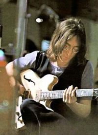 Джон Леннон с гитарой