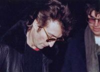 Джон Леннон дает автограф своему убийце Марку Чепмену