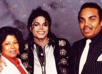 Взрослый Майкл Джексон с родителями