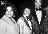 Юный Майкл Джексон с родителями