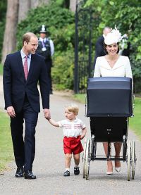Кейт Миддлтон и принц Уильям с детьми на прогулке