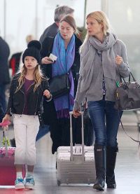 Гвинет Пэлтроу с дочерью в аэропорту