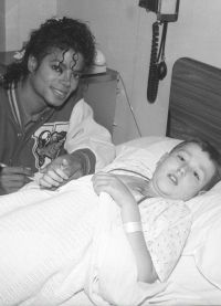 Майкл более 20-ти лет помогал больницам и детдомам и отдал на благотворительност