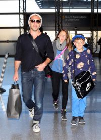 Джуд Лоу с детьми в аэропорту