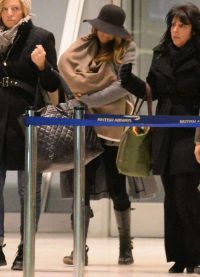 Блейк Лайвли с дочкой на руках в аэропорту Нью-Йорка