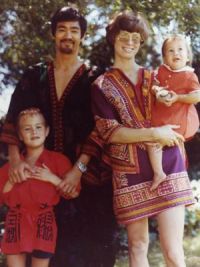 Брюс Ли с женой и детьми