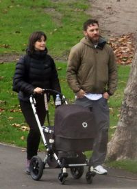 Том Харди с женой и ребенком на прогулке