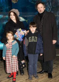 Тим Бертон и Хелена Бонем Картер с детьми