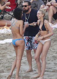 Леонардо Ди Каприо в окружении девушек на пляже