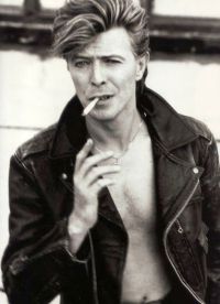 Дэвид Боуи с сигаретой