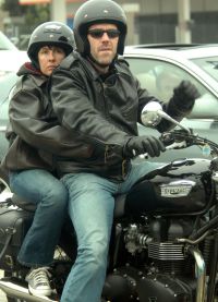 Хью Лори с женой на мотоцикле