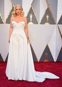 Леди Гага появилась на церемонии вручения премии Оскар в элегантном комбинезоне 