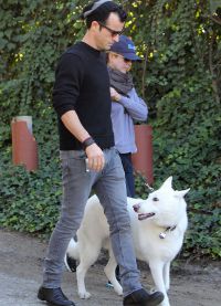 Дженнифер Энистон и Джастин Теру на прогулке с собакой