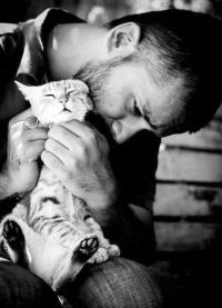 Том Харди с котом