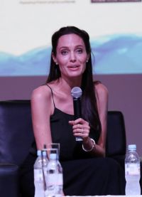 Анджелин Джоли с микрофоном